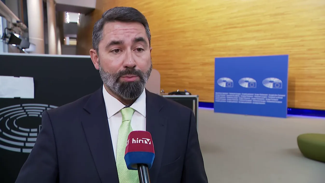 Az a Radosław Sikorski bírálja Magyarországot, aki érintett lehet a megvesztegetési ügyekben