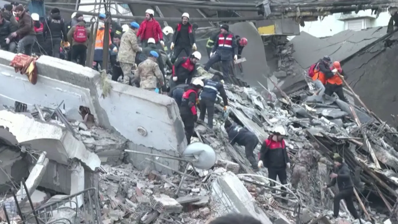 Több, a földrengésben összeomlott ház építőjét is őrizetbe vették Törökországban