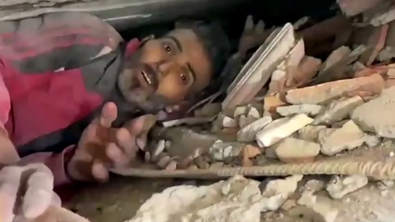 Csaknem 300 órával a földrengés után mentettek ki három embert a romok alól + videó