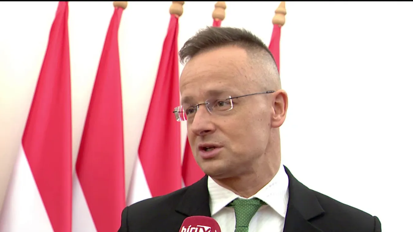 Szijjártó: Ahhoz, hogy a közlekedést zöldítsék, akkumulátorokra van szükség