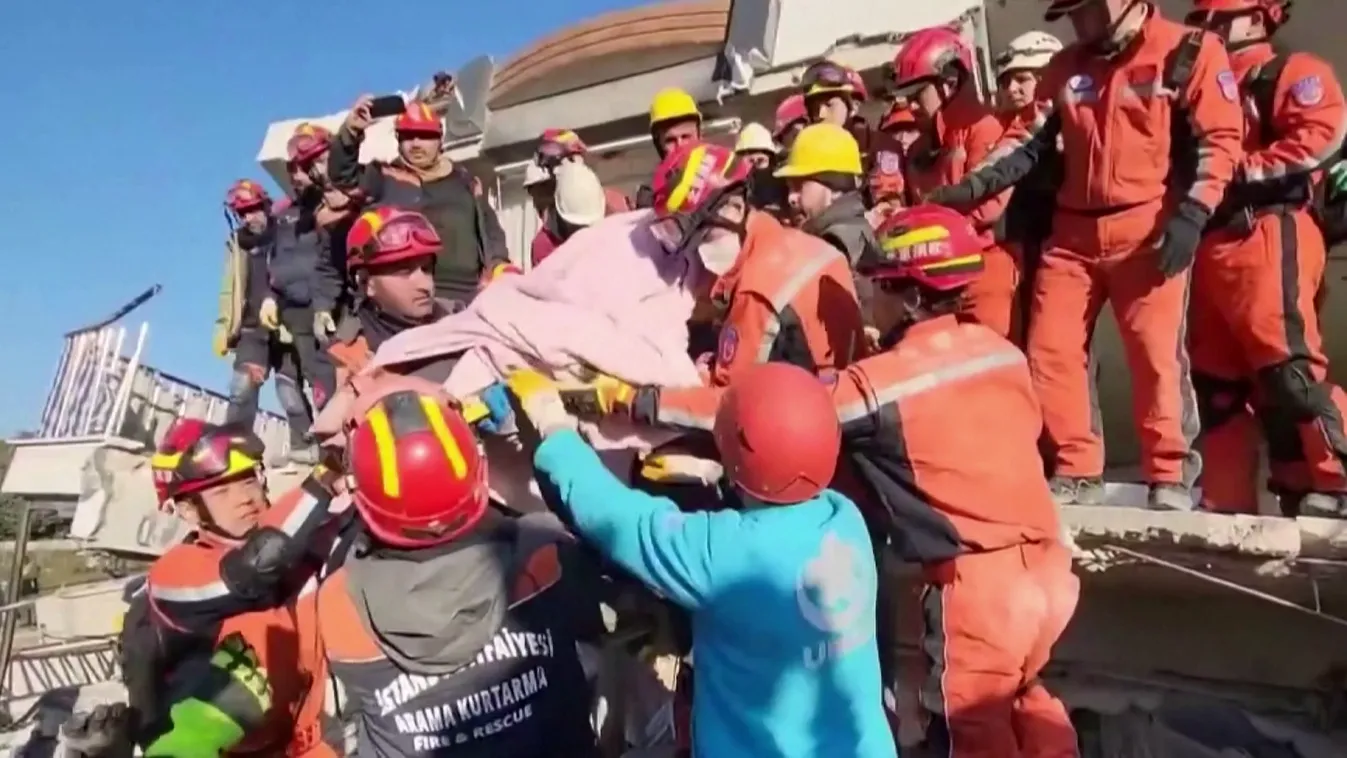 Kitartóan folytatják a munkát a mentőcsapatok