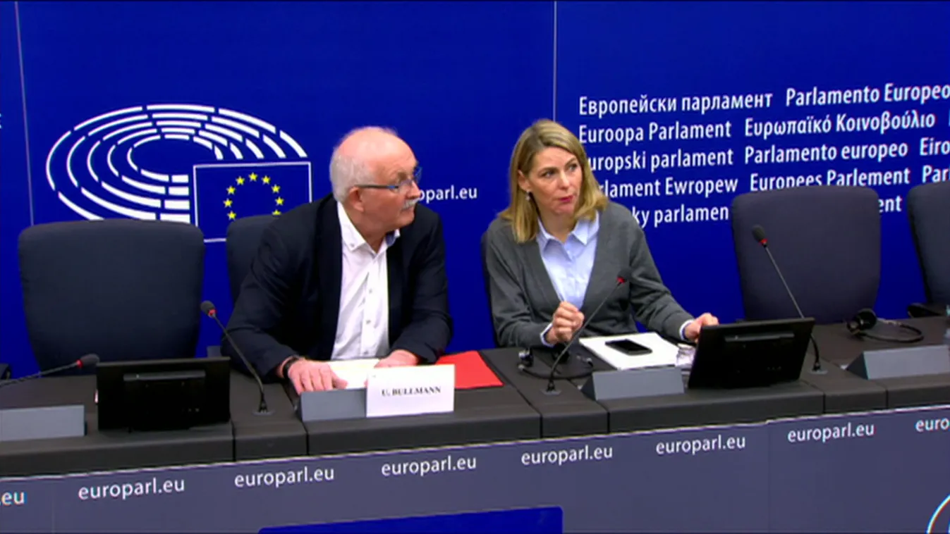 Hölvényi György: Meg kell adni az esélyt, hogy rendbe szedje a bizottságot