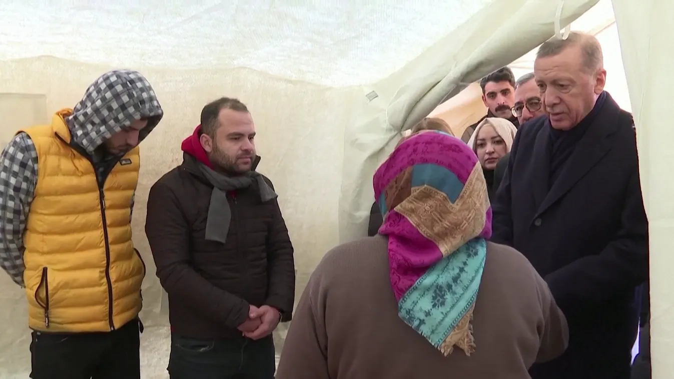 A török elnök is ellátogatott a földrengés sújtotta tartományokba