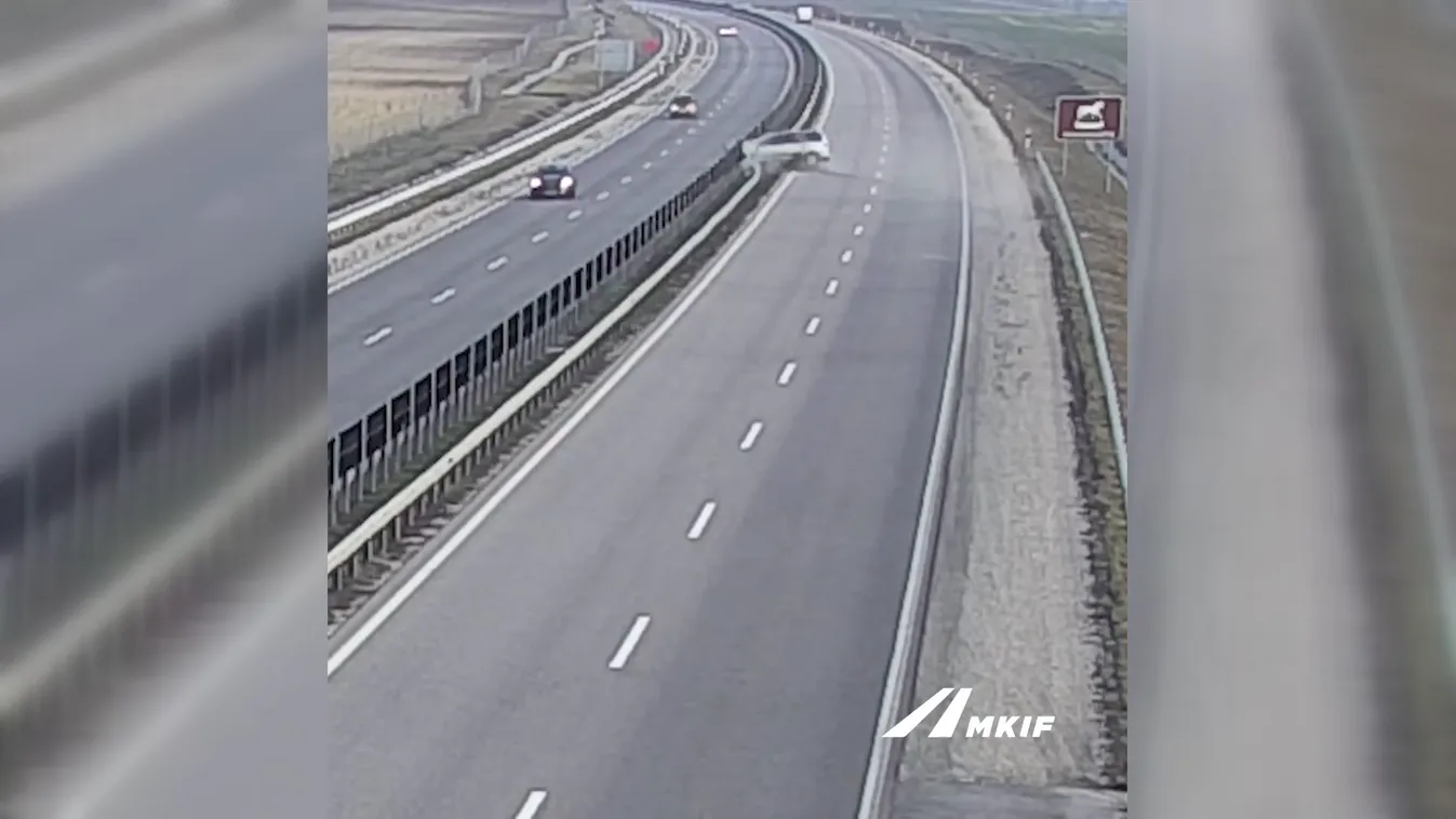 Egy ötagú család utazott a szalagkorlátnak csapódó autóban + videó