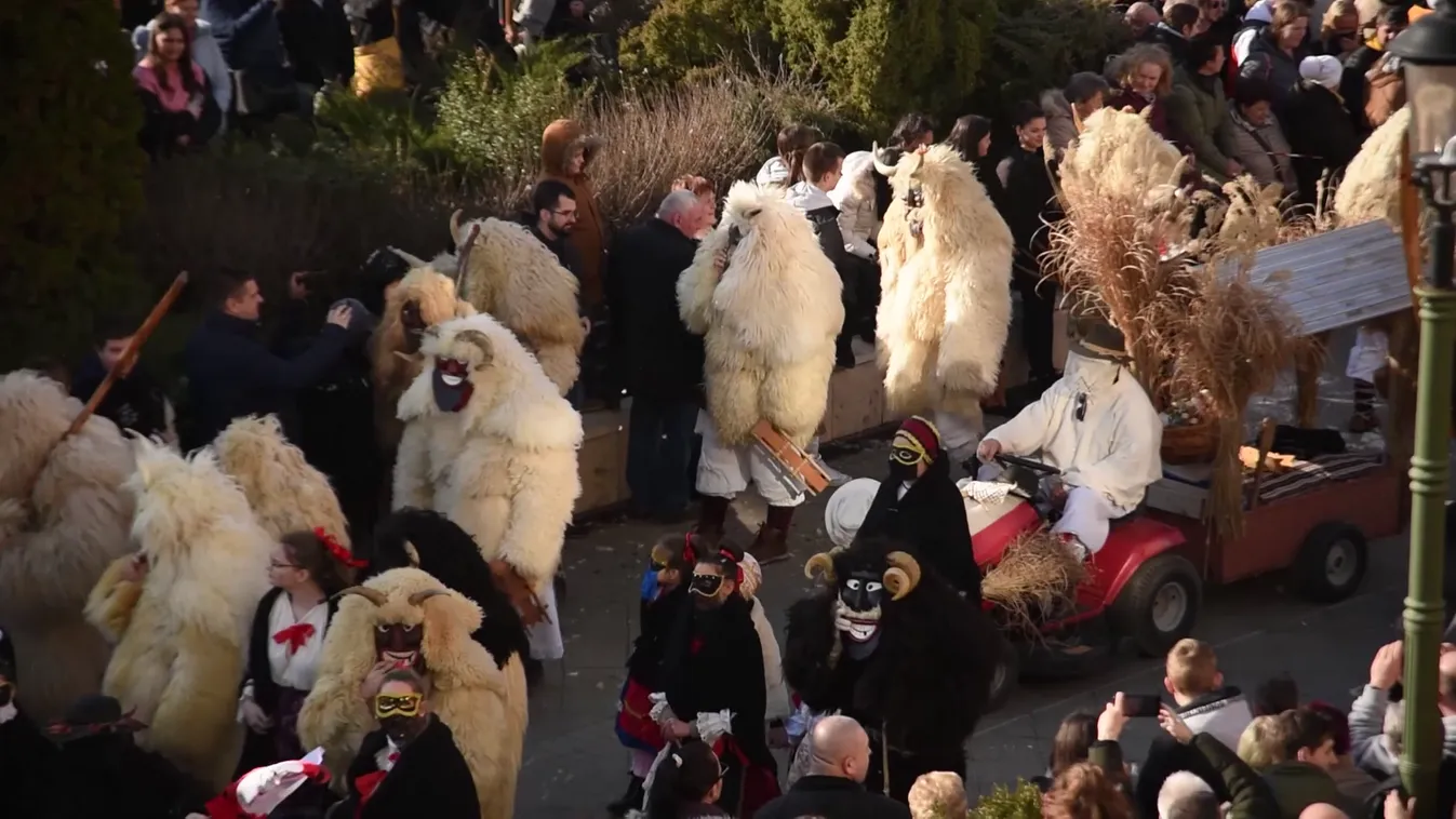 70 busó csoport űzte el a telet