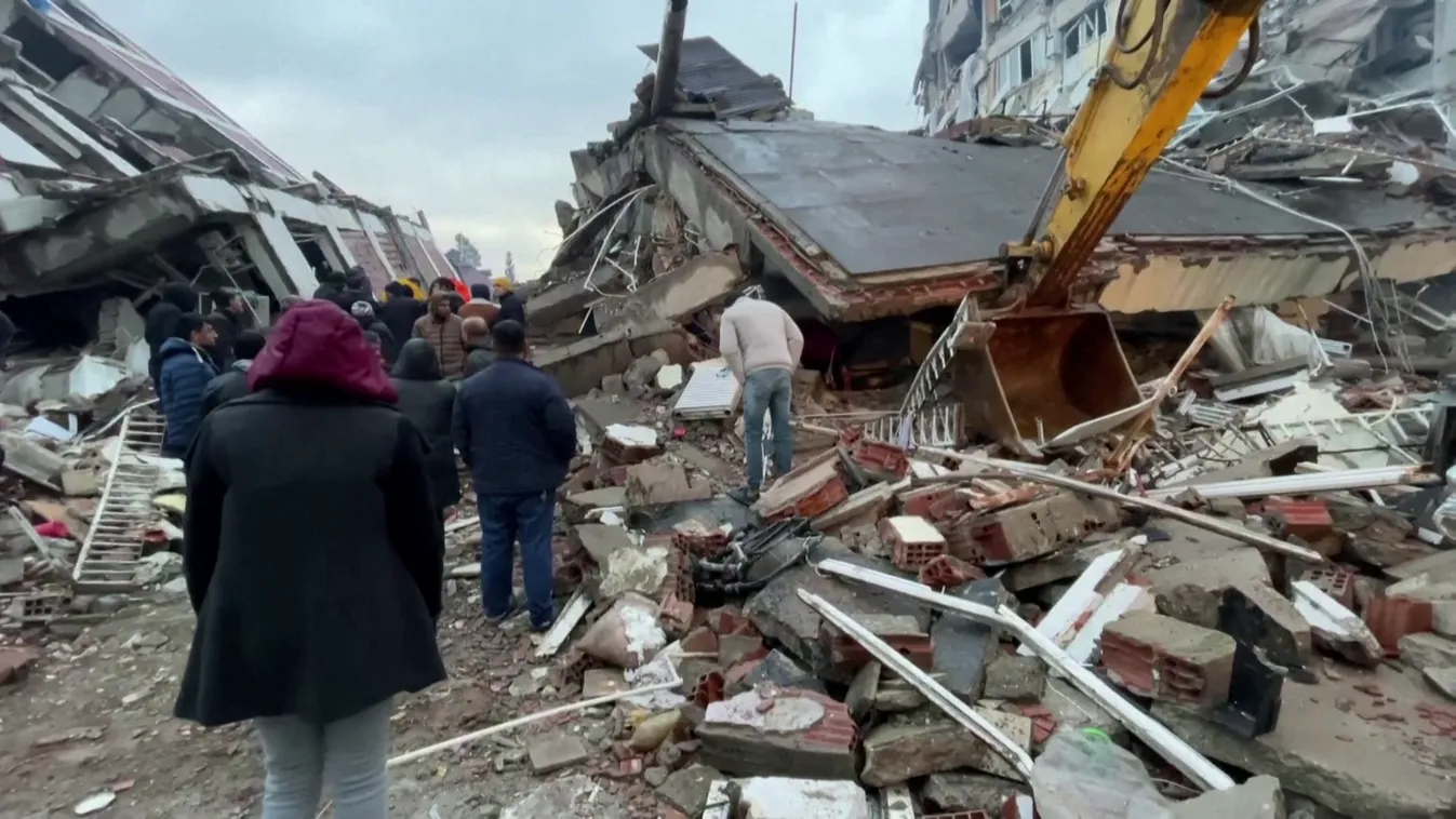 A mentés 12. napján is hoztak fel élőket Törökországban a romok alól