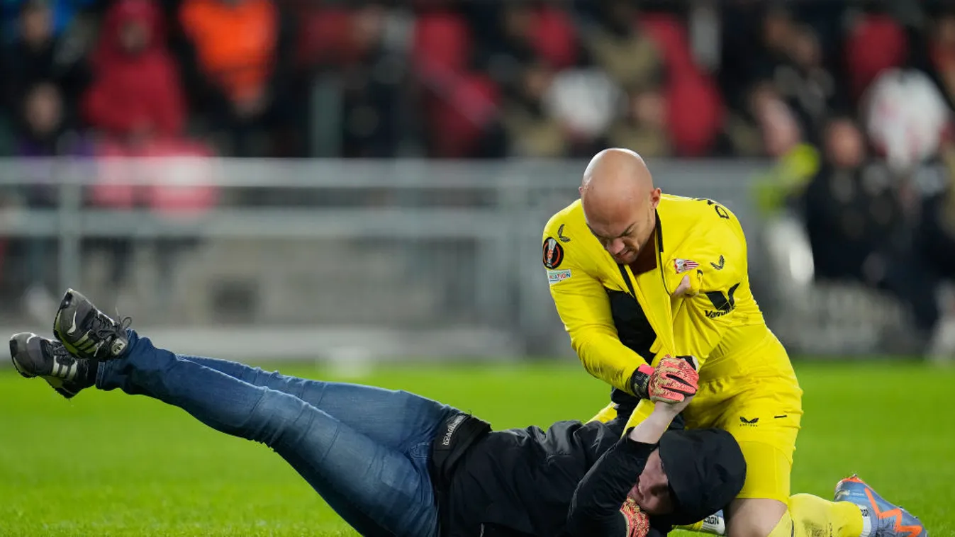 Évtizedekre kitiltották a PSV-stadionból a kapust megtámadó szurkolót
