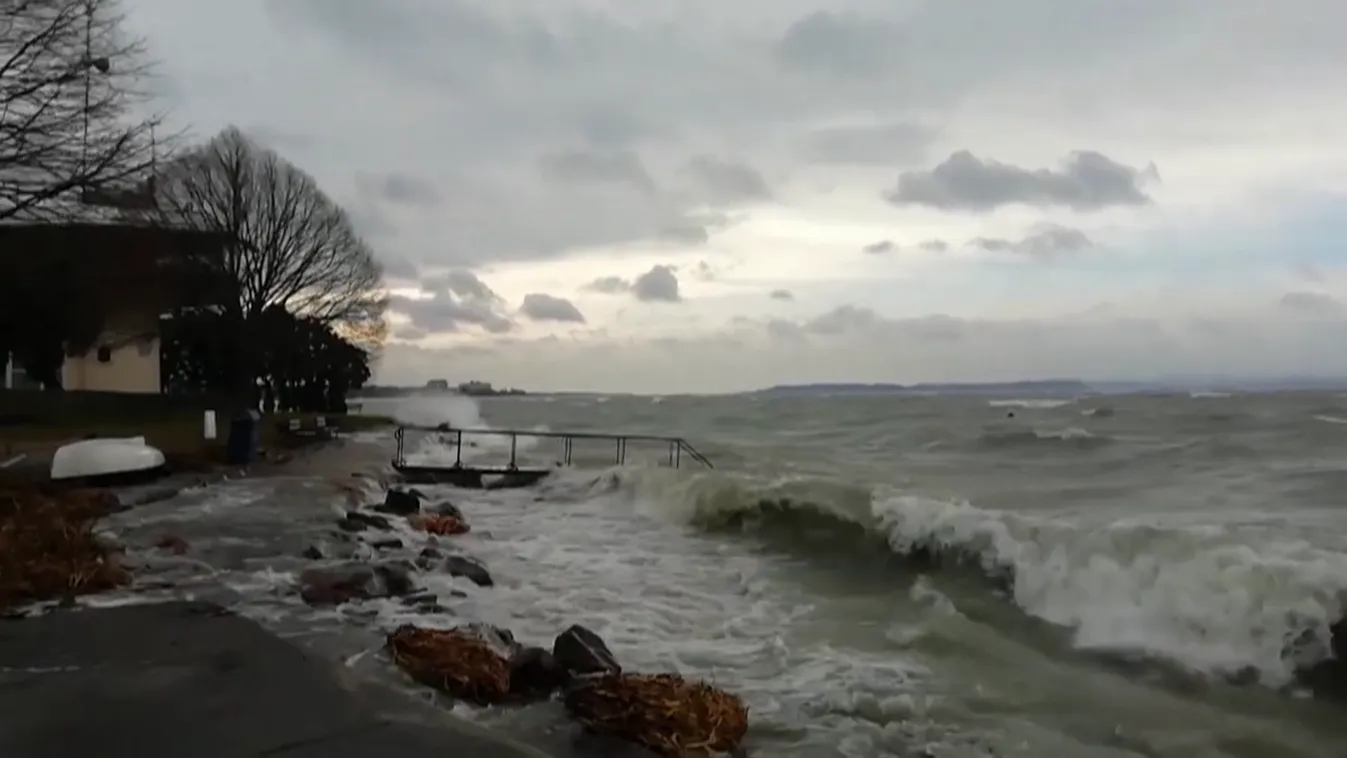 Brutális erejű szél, több mint 500 riasztás, hózáporok