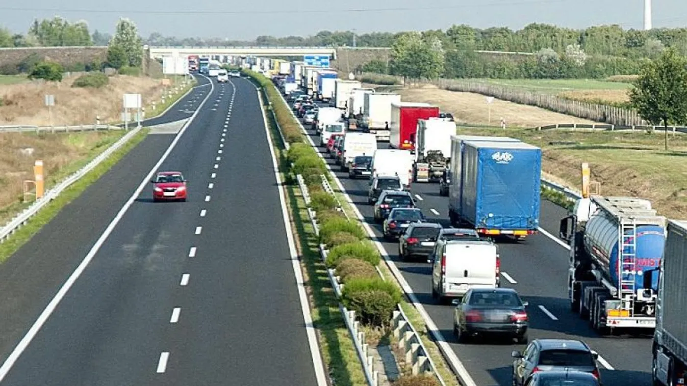 Felborult kamion miatt lezárták az M4-es autóutat Abonynál