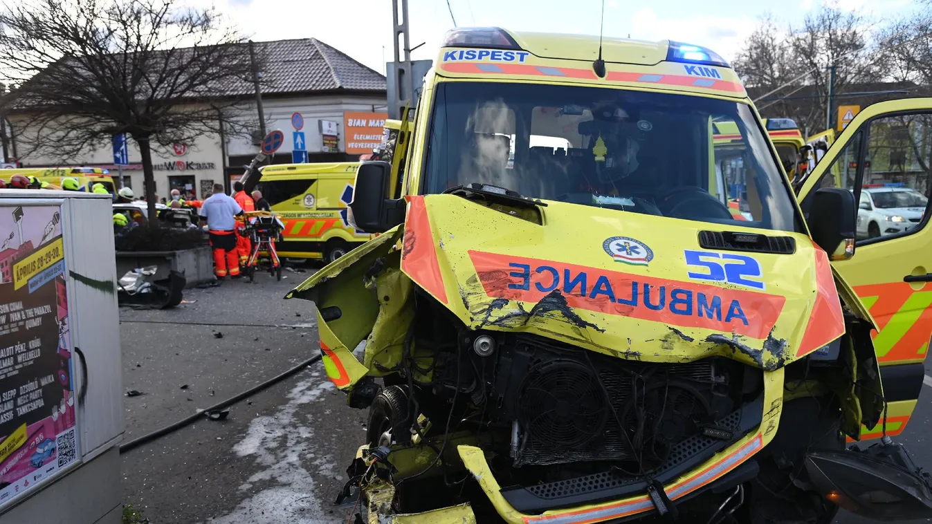 Mentőautó és személygépkocsi ütközött Kispesten