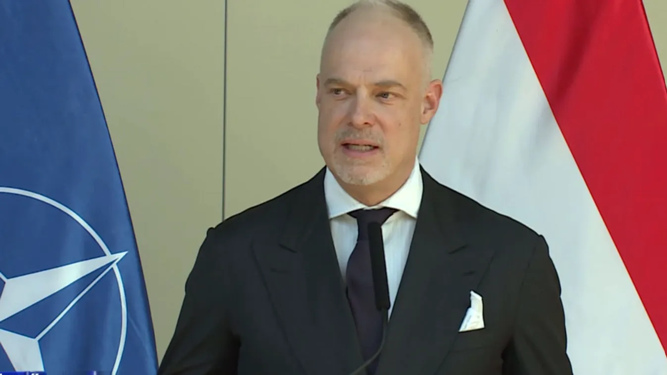 Szalay-Bobrovniczky: védelmünk megerősítése a háború miatt nélkülözhetetlen