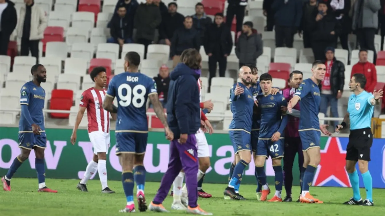 Beverte az olasz játékos orrát a pályára befutó szurkoló