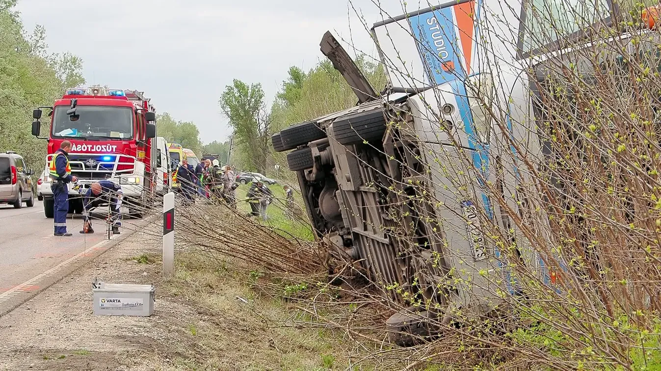 Komoly buszbaleset történt Kiskunhalasnál