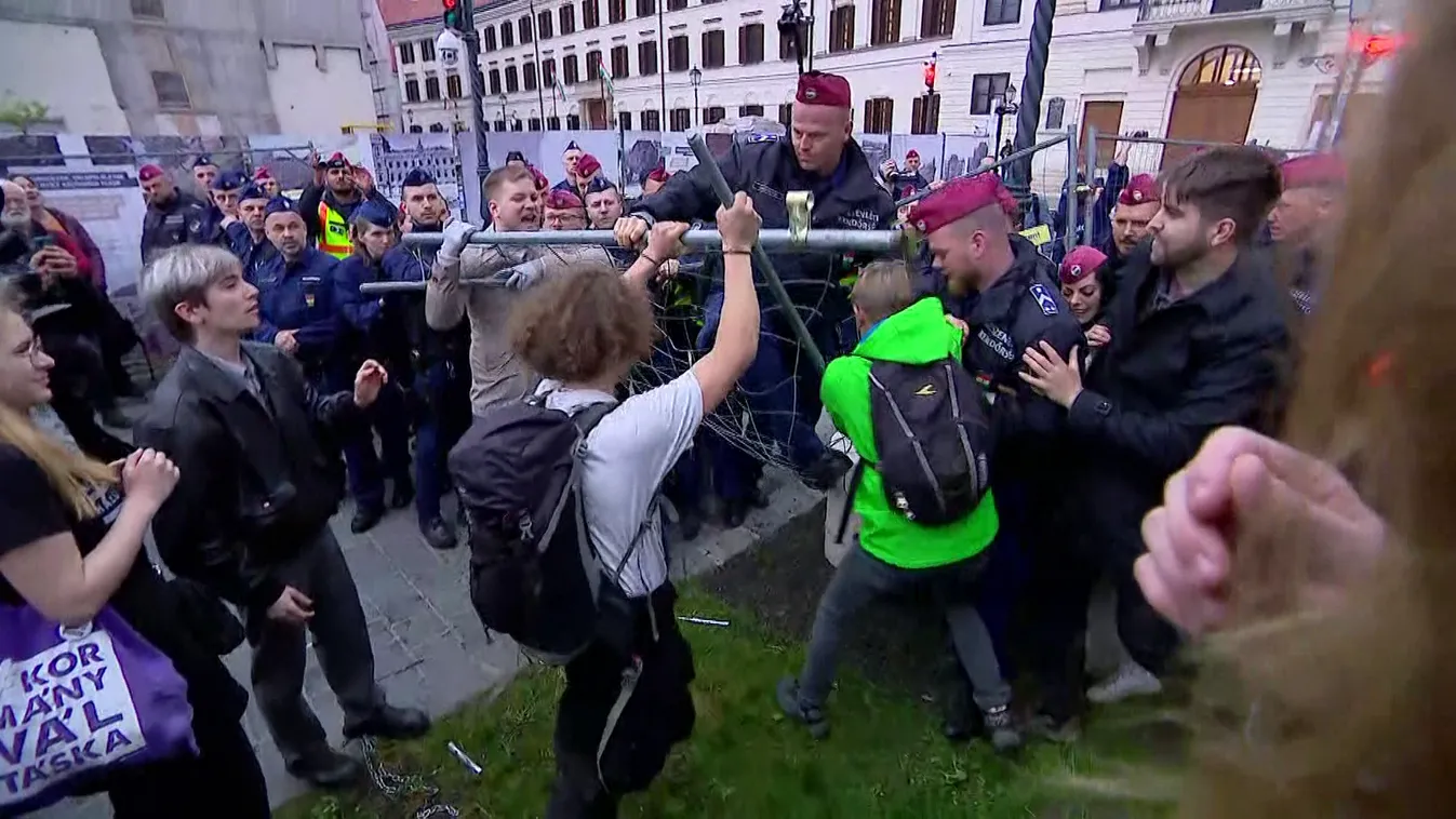 Dulakodásba torkollott a kordonbontás a Karmelitánál, a rendőrök még a könnygáz spray-t is bevetették