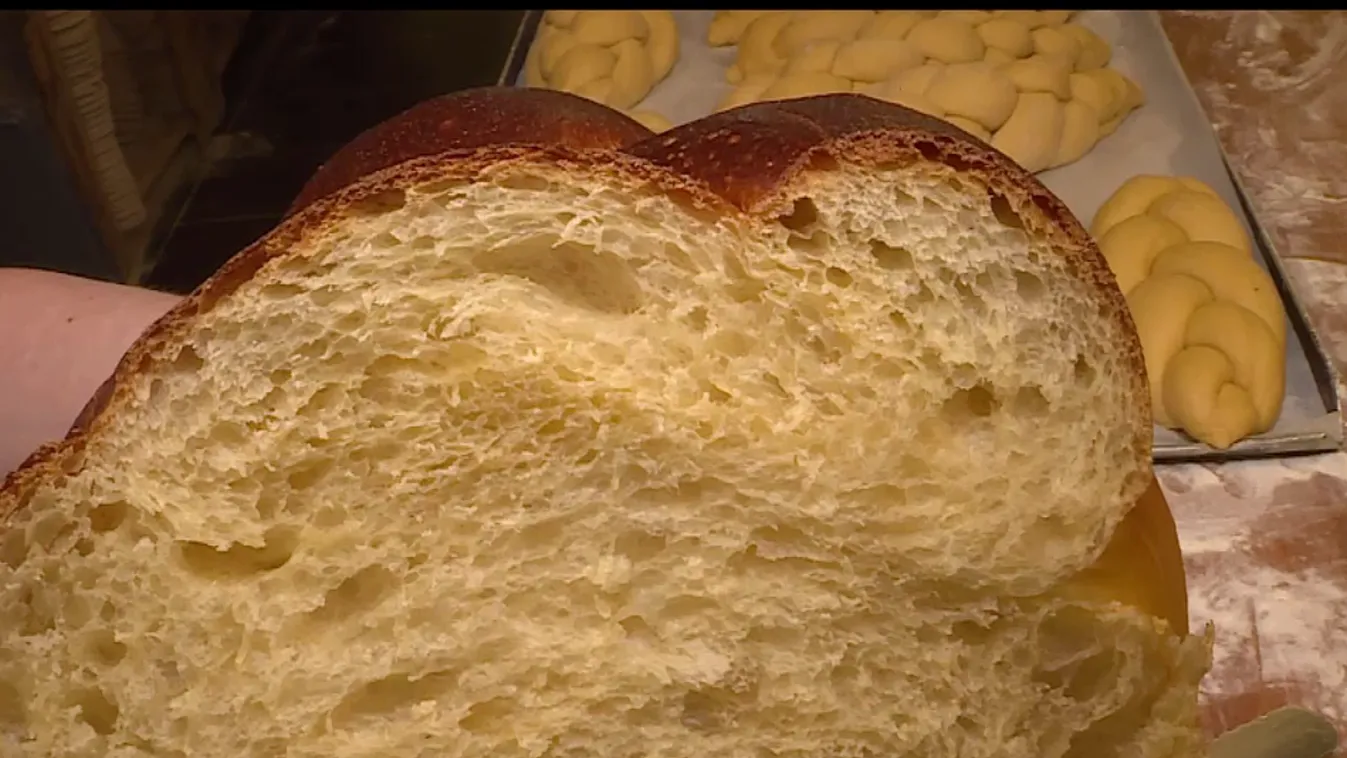 Az ünnepi asztal dísze a húsvéti fonott kalács