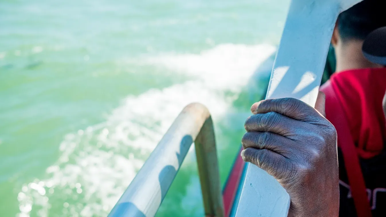 Csaknem ötven migránst mentett ki egy lélekvesztőről