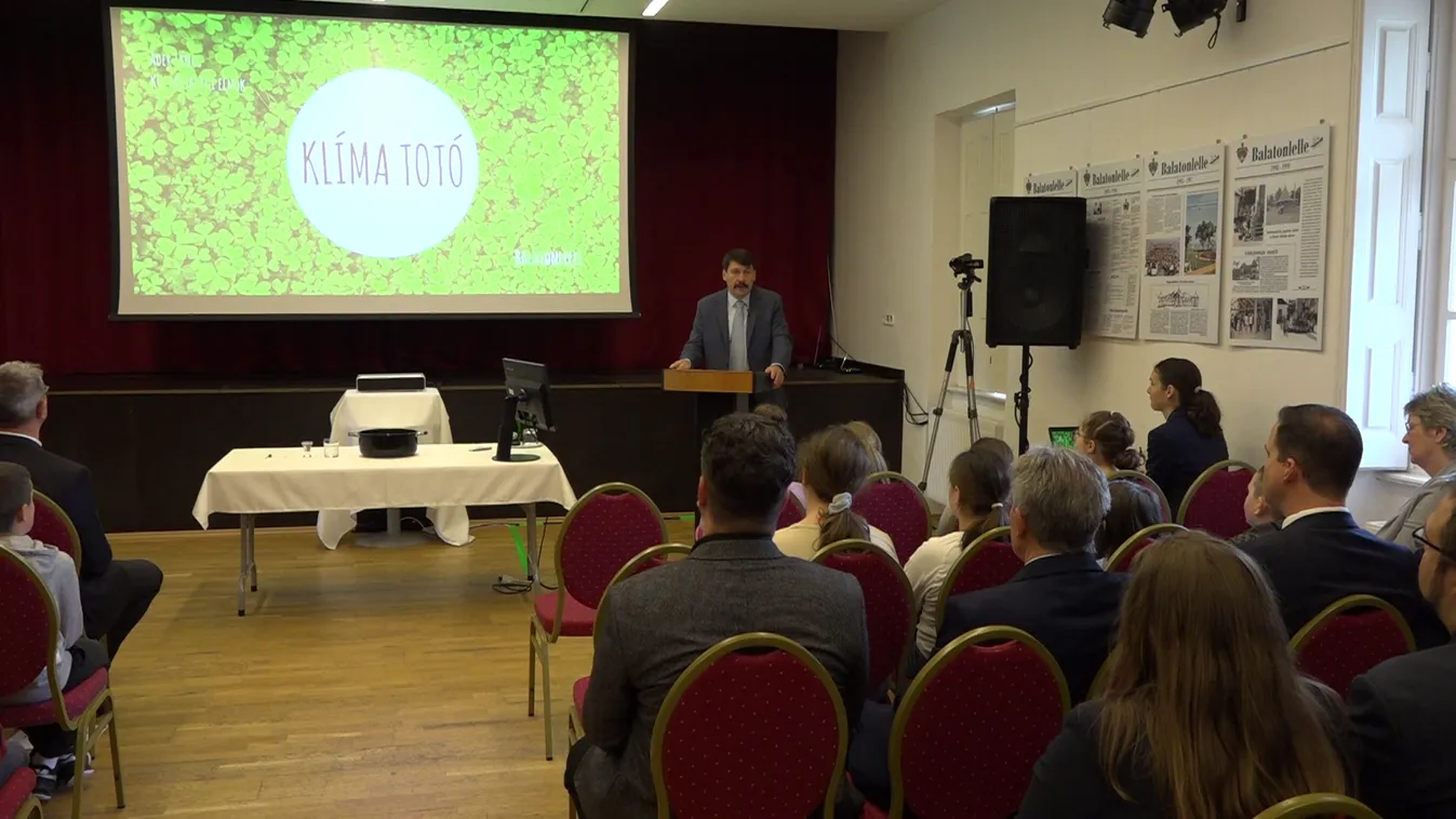 Áder János a klímaváltozásról és környezetszennyezésről beszélt kisdiákoknak