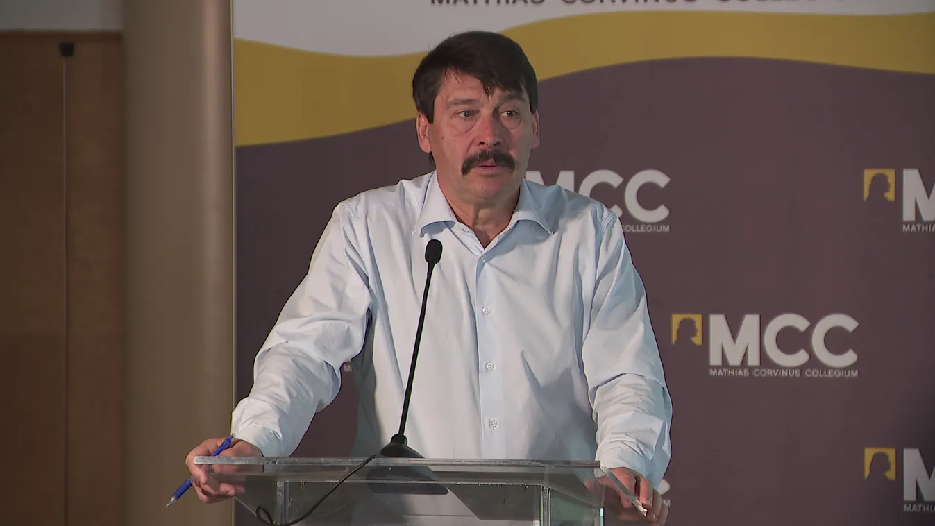 Középiskolásoknak tartott előadást Áder János