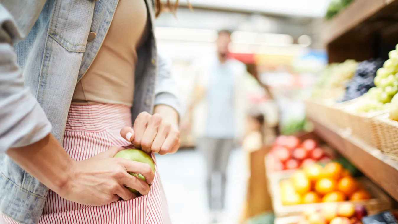 Szoknyájába rejtve akart rengeteg terméket ellopni egy nő a szupermarketből + videó