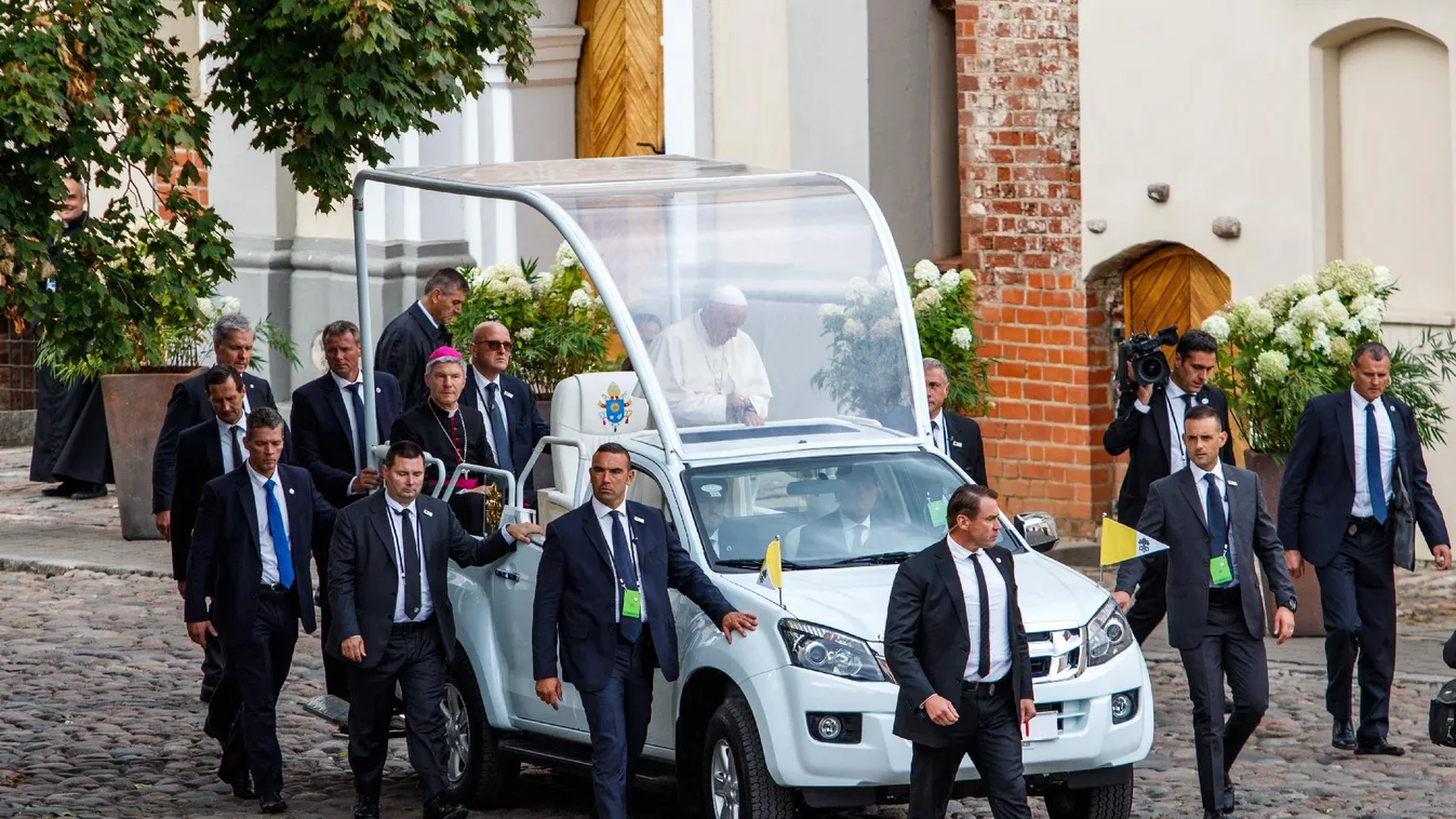Napindító - A pápa védelmét a föld alatt, a földön, a levegőben és a vízen is biztosítani kell