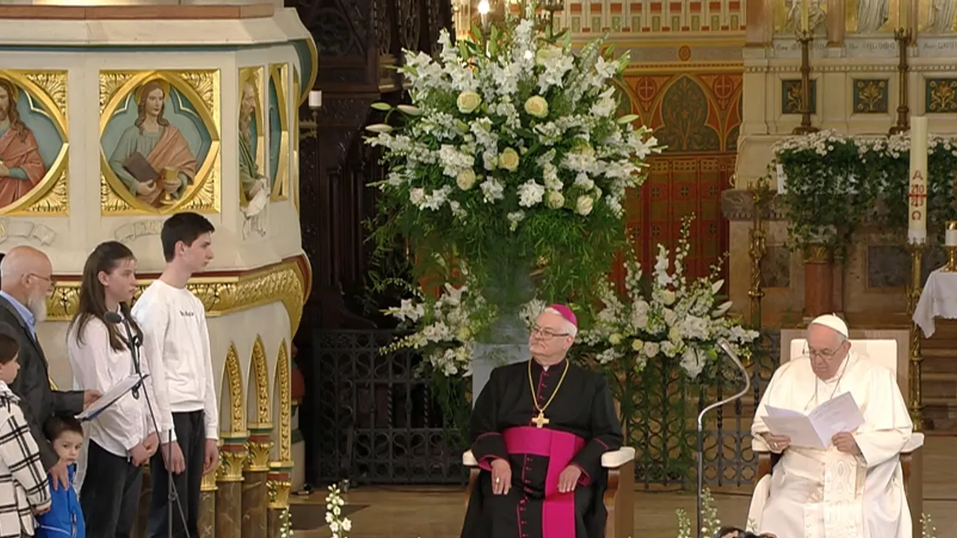 Ferenc pápa látogatása a budapesti Árpád-házi Szent Erzsébet-templomban