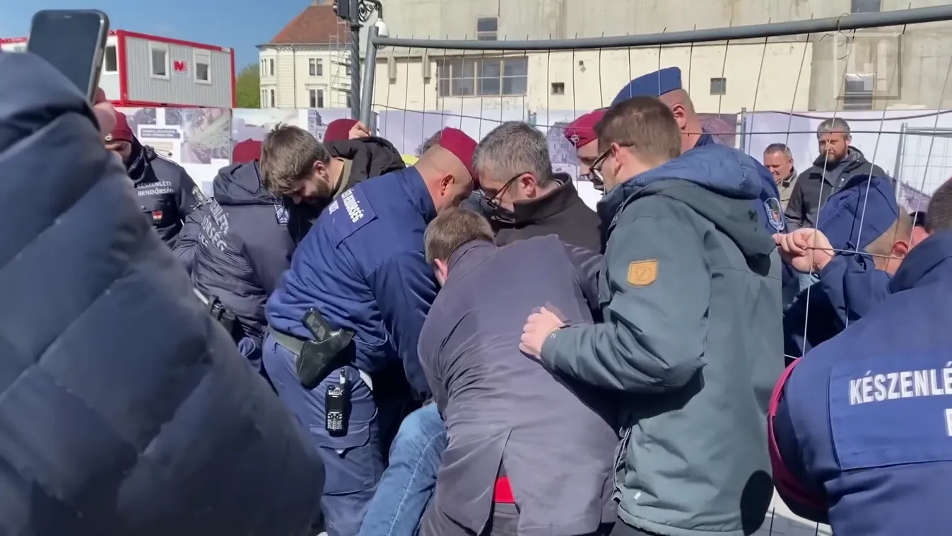 Ismét kordont bontott a Momentum