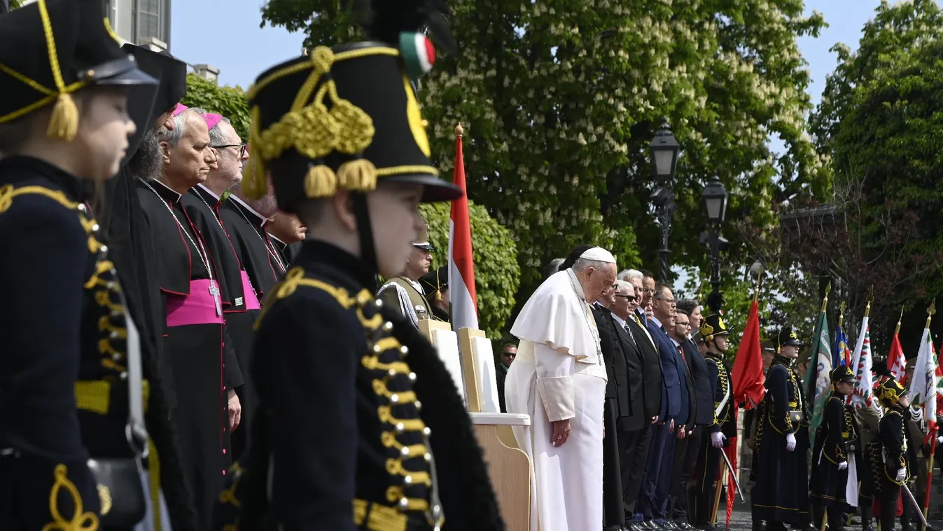 A Sándor-palotánál fogadták Ferenc pápát