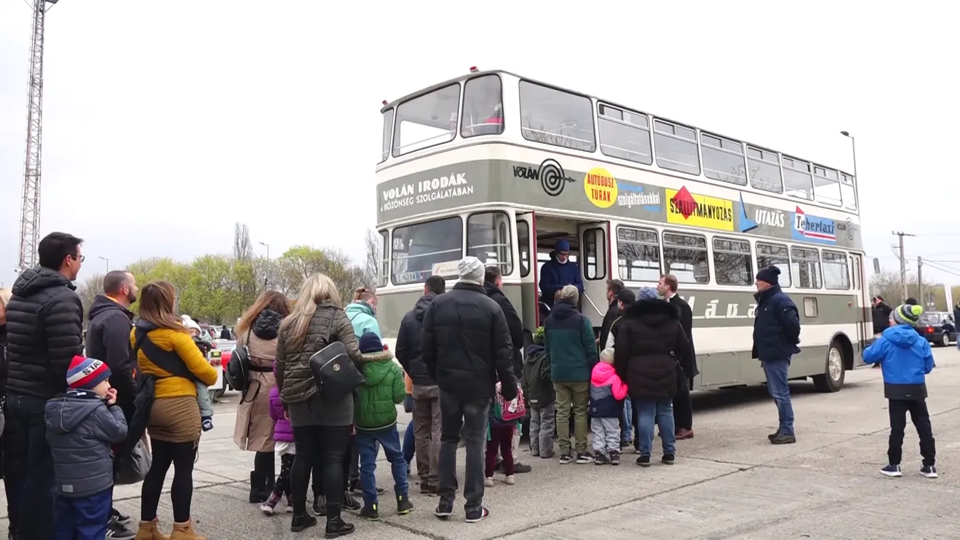 Nagypénteki veteránautó-kiállítást és börzét tartottak Pécsett