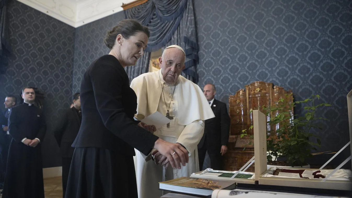 Novák Katalin bemutatta az ajándékokat Ferenc pápának