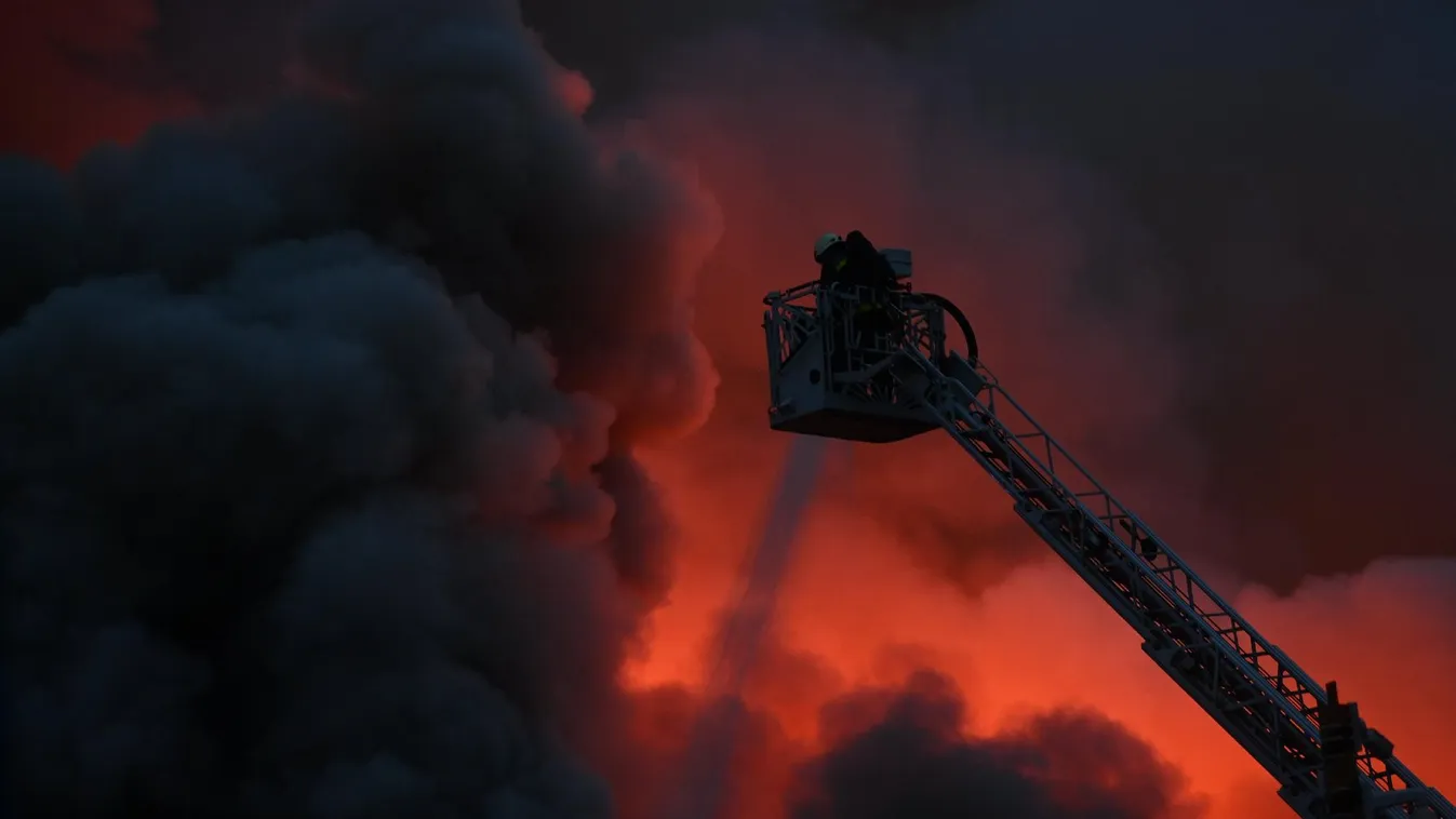 Még 300 négyzetméteren ég a soroksári autóbontóban pénteken keletkezett tűz