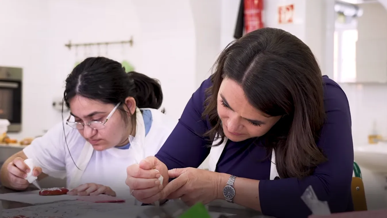 Fogyatékkal élő gyerekekkel sütött húsvéti mézeskalácsot Novák Katalin