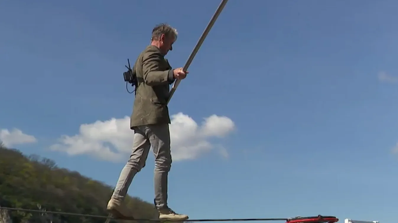 Világszenzáció: Drótkötélen, biztosítás nélkül egyensúlyozva kel át a Dunán az artista