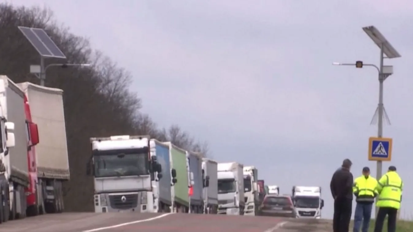 Több mint húsz kilométeres sorban állnak a gabonaszállító ukrán teherautók a lengyel határon
