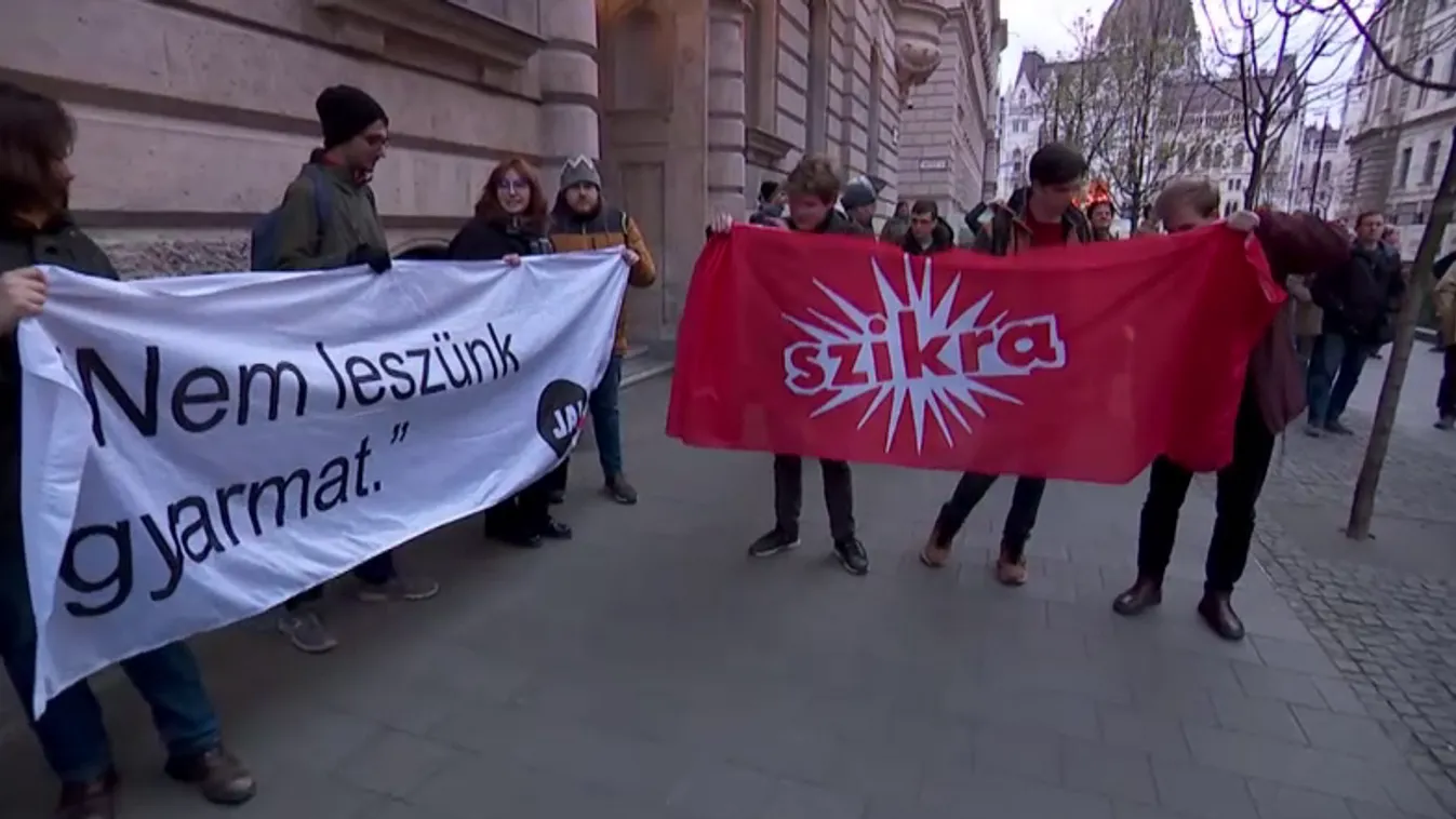 Tüntetett az LMP Budapesten