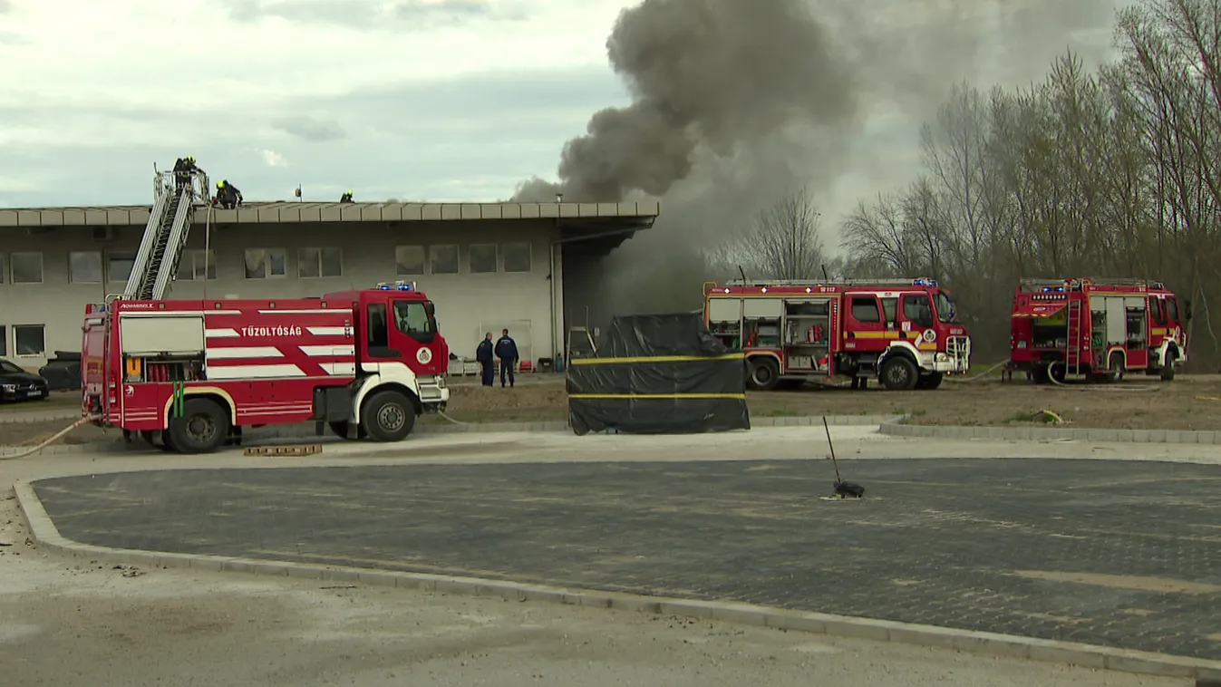 Lángolt egy csarnoképület Fóton