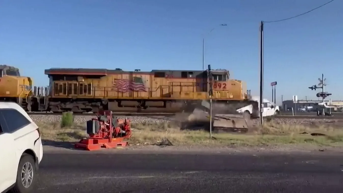 Tehervonat sodort el egy kisteherautót