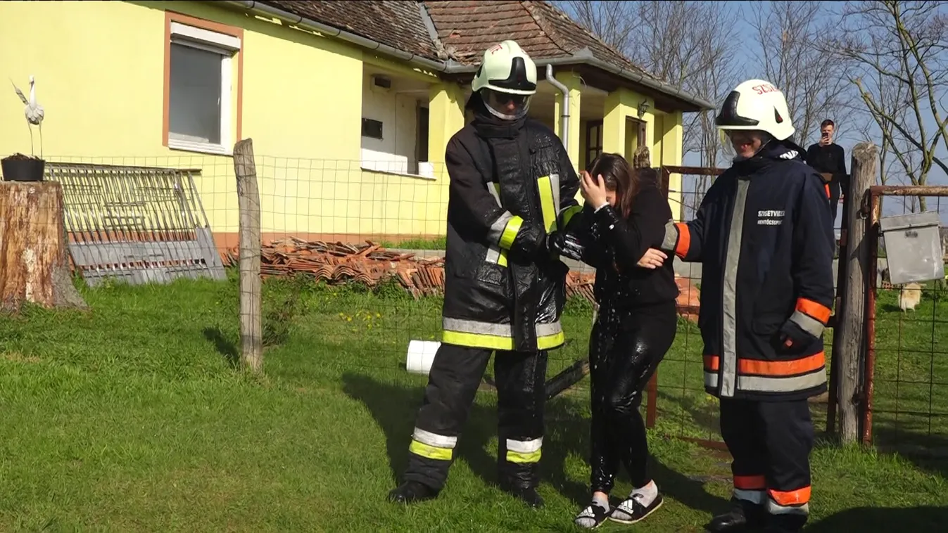 A szabadszentkirályi önkéntes tűzoltók magas nyomáson locsoltak