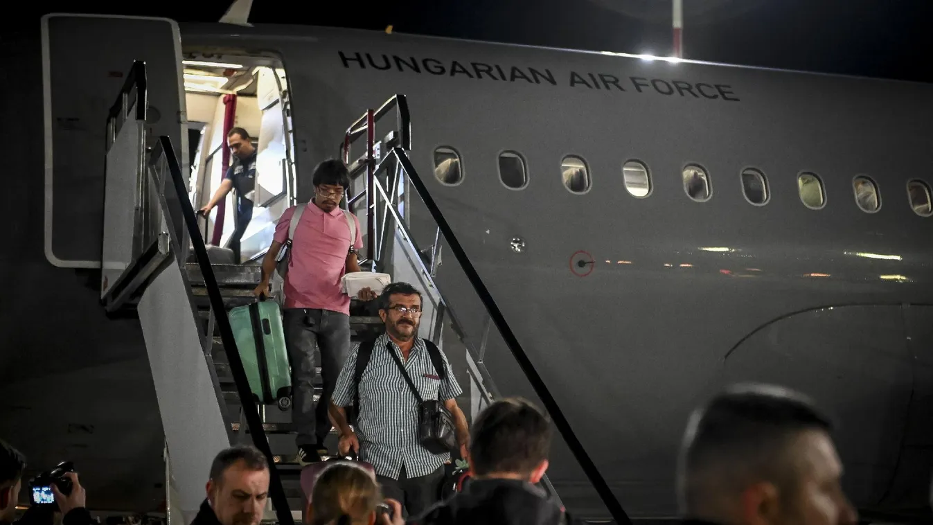 Egy különleges akció keretében 32 embert, köztük 7 magyar állampolgárt sikerült kimenekíteni Szudánból