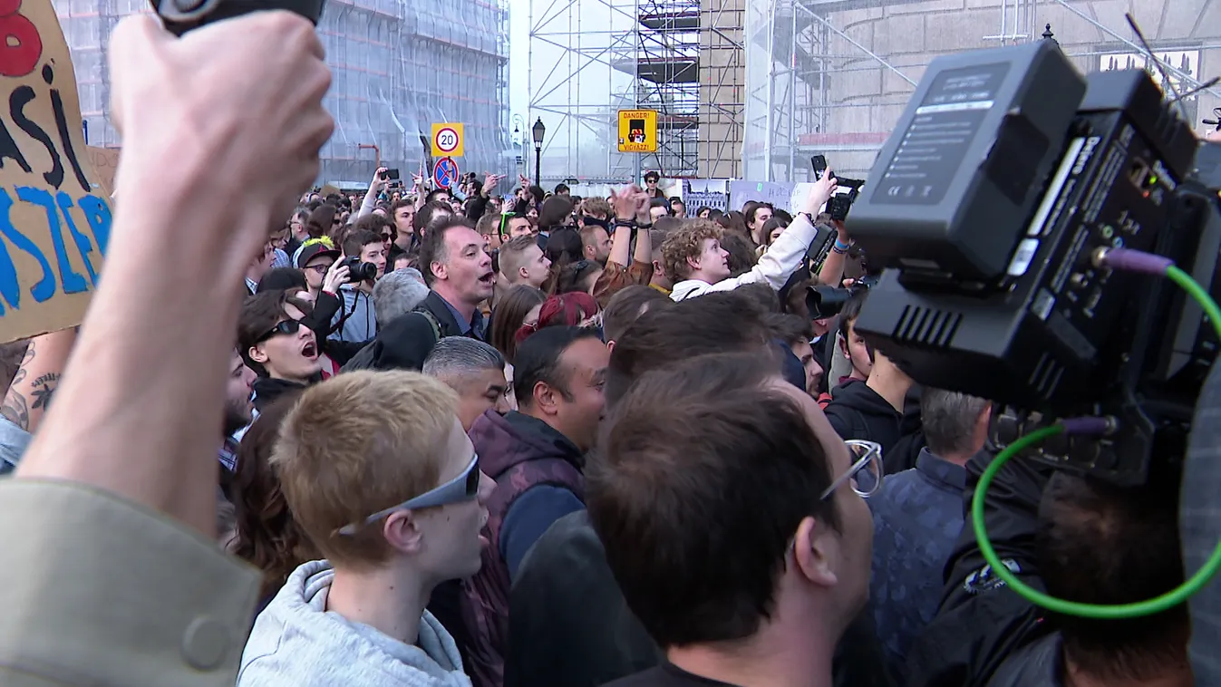 Bayer Zsolt: Unatkozó hülye gyerekek tüntettek a Karmelitánál + videó
