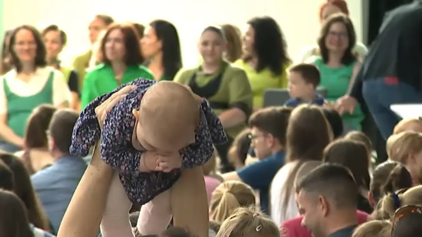 A közös ének és a közös játék élményét adja át a családoknak a Ringató