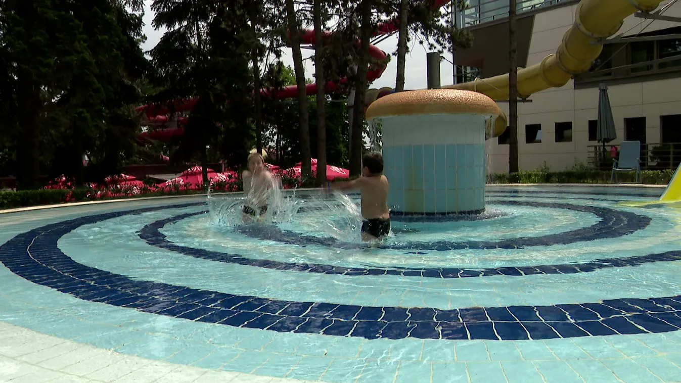 A korábbi időkkel ellentétben pünkösdkor nyitnak a strandok külső részei