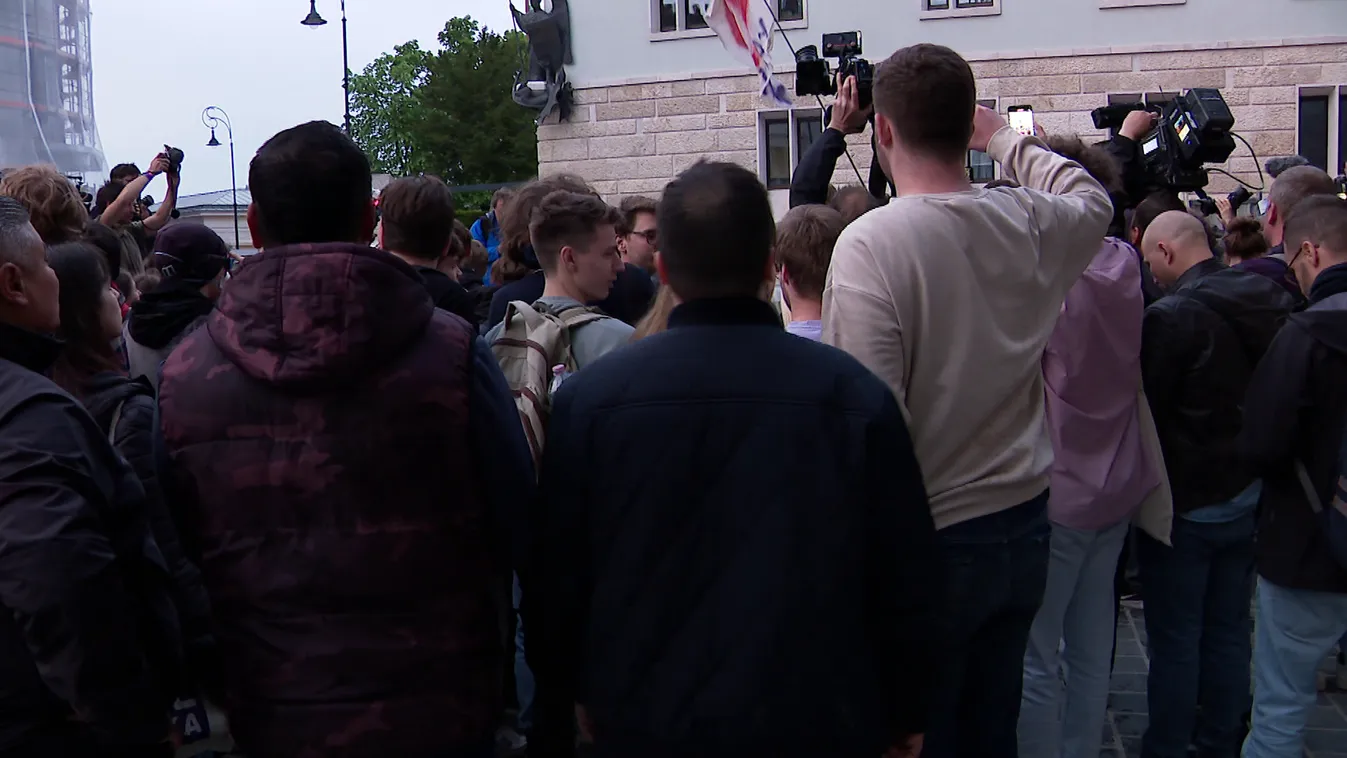 Utcára hívták az anyákat Soros civiljei