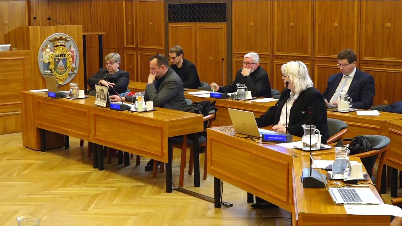 Tovább gyűrűzik a pécsi lakáskiutalások körüli botrány