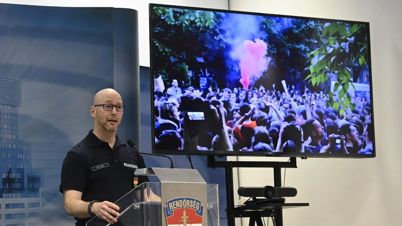 Rendőrség: zászlórudakkal szurkálták, fémtárgyakkal dobálták a rendőröket