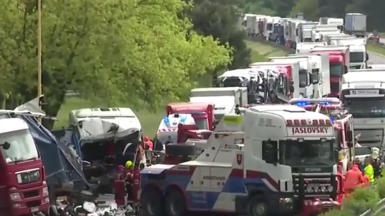Szlovákiai buszbaleset - a szakértő szerint mindkét sofőr hibázhatott