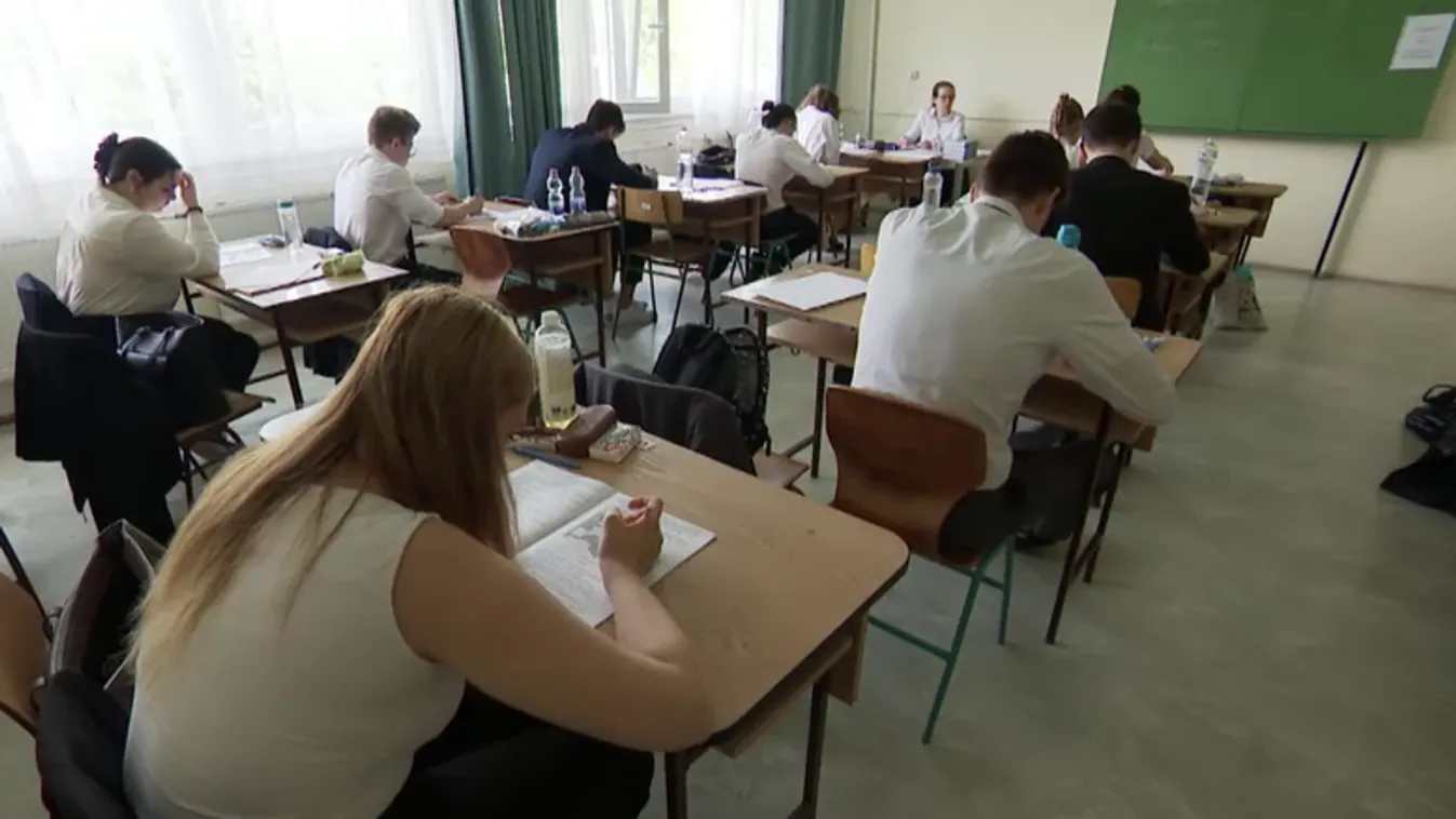 Közép és emelt szintű angol vizsgát tettek a diákok