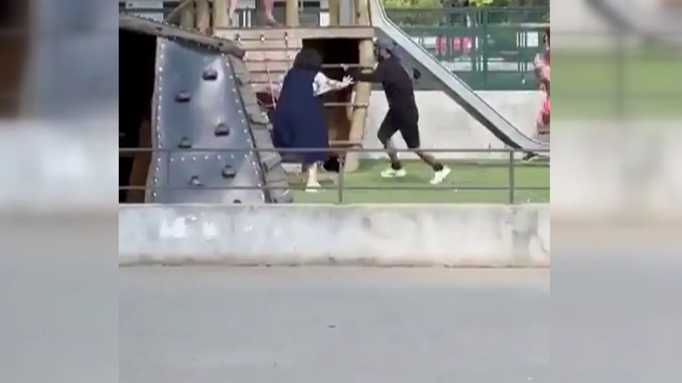 Így támadt a babakocsiban ülő gyerekekre a migráns Franciaországban - videó