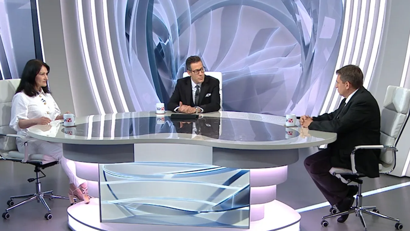 A parlament előtt a pedagógusi életpályamodell