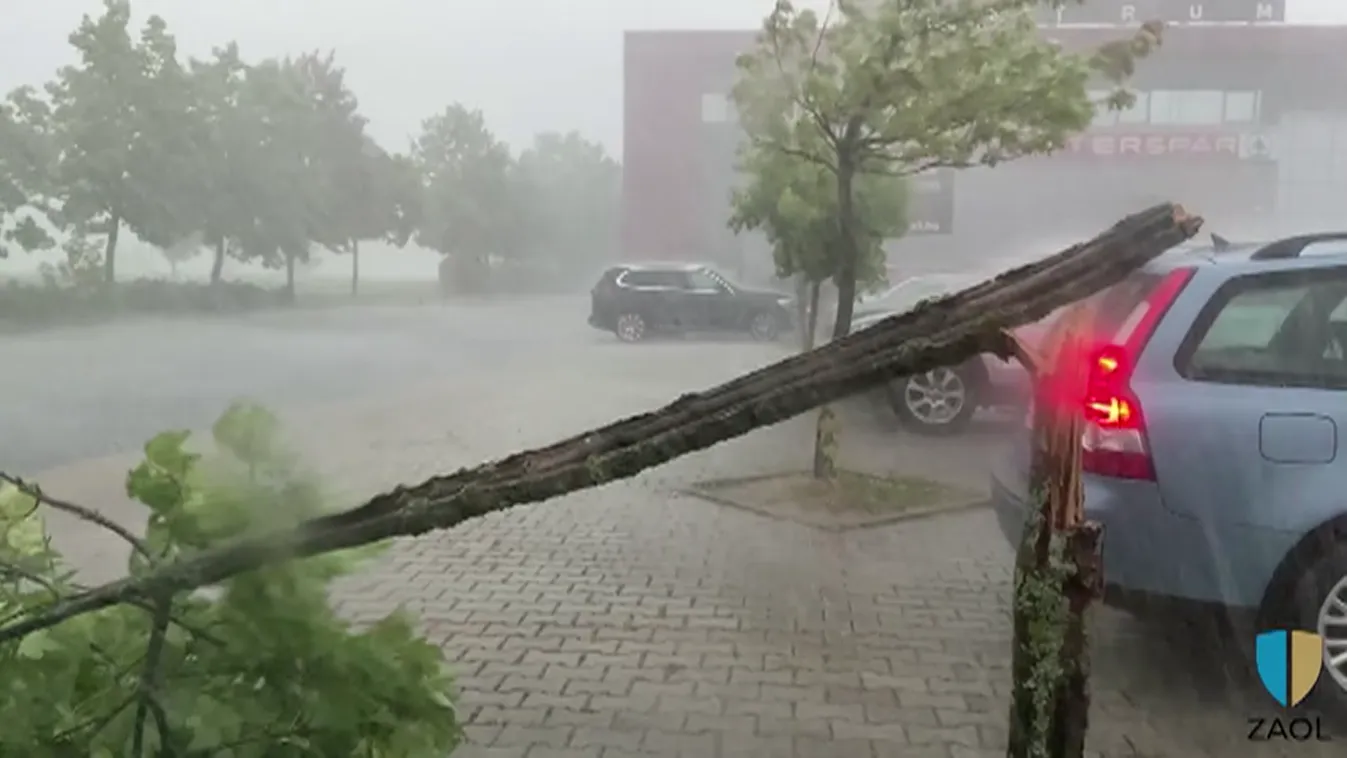 Éjszaka is dolgoztak a tűzoltók a vihar okozta károk elhárításán
