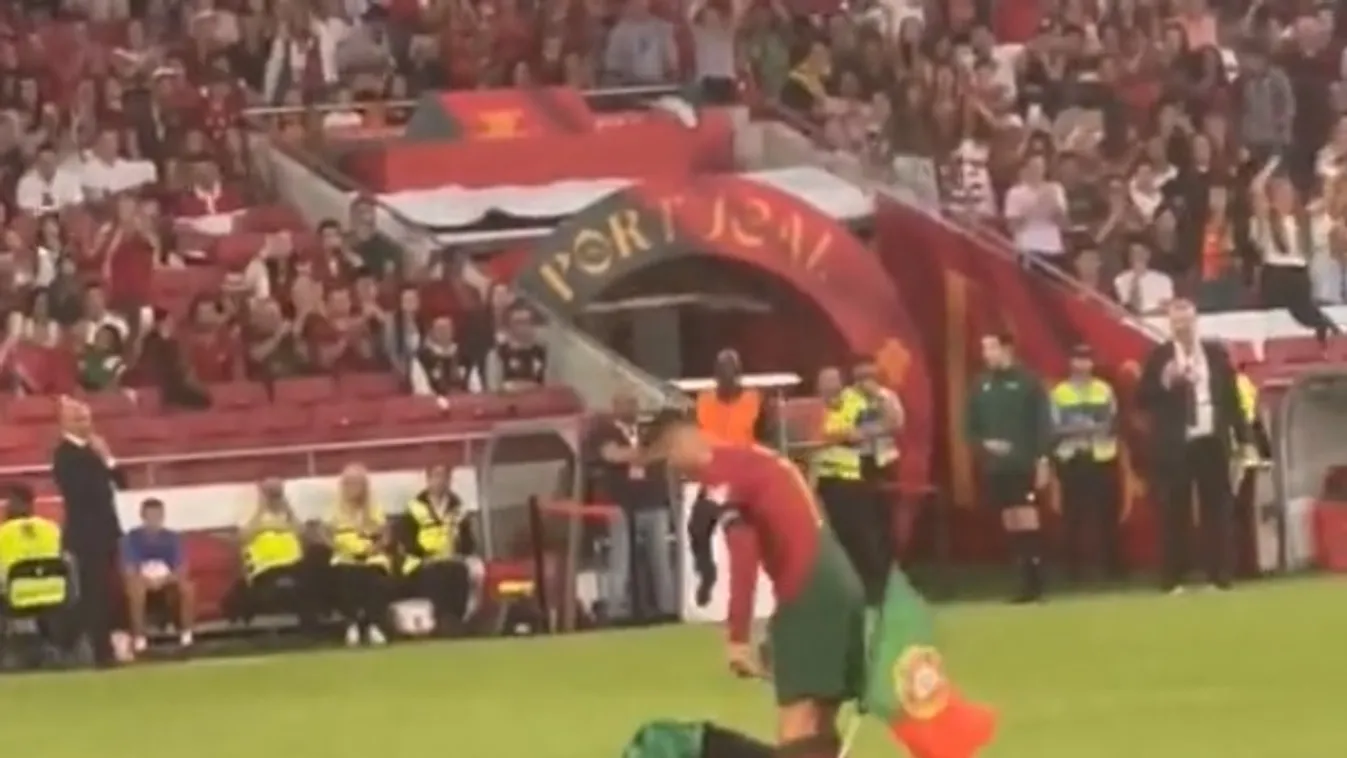 Egy szurkoló lábat csókolt Ronaldónak (videó)